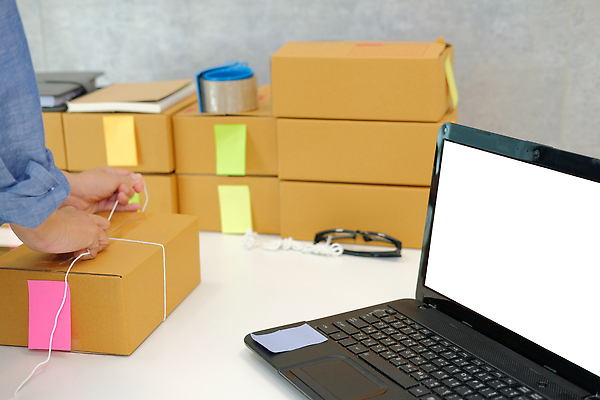 포토 JPG 해외이미지 손 안경 신체부위 노트북 상자 공책 메모지 끈 책상 준비 테이프 분류 해외202309 해외포토 잡화 가구 문구용품 사람 전자제품 사무용품 파일형식