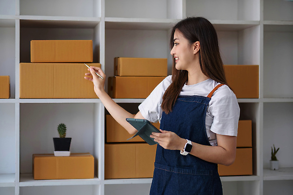 포토 JPG 해외이미지 여자 행복 아시아 백그라운드 컨셉 인터넷 비즈니스 사업가 한국 한명 사람 동양인 성인 노트북 컴퓨터 상자 사무실 세일 일본 앞치마 주식 인도인 종업원 시작 상업 부름 온라인 주소 주인 물류 짐싸기 판지 전자상거래 매각 중소기업 해외202309 해외포토 외국인 직업 1 감정 나라 회사 모션 인종 금융 전자제품 파일형식
