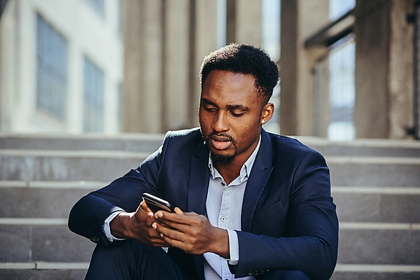 포토 JPG 해외이미지 직업 남자 감정 얼굴 흑인 셔츠 돈 인터넷 비즈니스 노동자 스트레스 한명 사람 금융 스마트폰 핸드폰 사무실 독서 검은색 표현 비즈니스맨 메시지 뉴스 이메일 실패 좌절 고장 종업원 전화기 고민 무역 경영자 두통 문제 온라인 파산 나쁜 문자메시지 어려움 우울증 정중 트러블 혼자 힙스터 해외202309 해외포토 서양인 1 패션 산업 컬러 컨셉 상의 신체부위 경제 전자제품 스마트기기 직장인 재산 질병 리더 파일형식