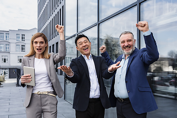 포토 JPG 해외이미지 직업 응시 행복 회사 비즈니스 사업가 성공 기념 함께함 사람 동양인 세명 사무실 카메라 꿈 우승 최고 업무 비즈니스맨 비즈니스우먼 그룹 종업원 동료 흥분 경영자 재택근무 경영 골 기르기 프로젝트 필승 자극 해외202309 해외포토 시선 여자 남자 감정 컨셉 관계 인종 전자제품 작업 직장인 리더 돌봄 파일형식