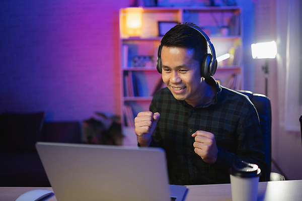 포토 JPG 해외이미지 직업 학생 교육 행복 생각 인터넷 성공 회의 휴식 노동자 주택 직장 실내 한명 미소 앉기 동양인 노트북 빛 학습 스터디 우주 헤드폰 공책 업무 비즈니스맨 가르침 이메일 야간 결심 디자이너 사이버 집중 온라인 프로그래머 프로젝트 프리랜서 생존 해외202309 해외포토 자연요소 1 남자 감정 음향기기 컨셉 회사 비즈니스 모션 문구용품 표정 사람 인종 내부 건물 전자제품 작업 직장인 파일형식