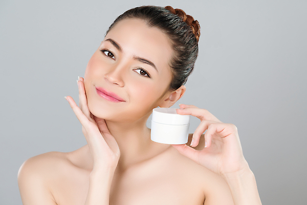 포토 JPG 해외이미지 응시 여자 한명 들기 손짓 상반신 성인 뷰티 깨끗함 화장품 용기 공병 성인여자한명만 해외202309 해외포토 1 그릇 시선 컨셉 모션 사람 병_담는 여자한명만 성인여자만 파일형식