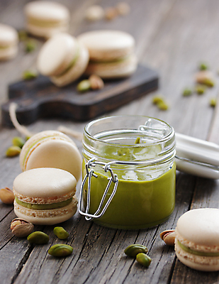 포토 JPG 해외이미지 도마 사람없음 초록색 달콤 병 마카롱 페이스트 피스타치오 나무배경 해외202309 해외포토 식기 음식 컬러 백그라운드 주방용품 디저트 견과류 맛 파일형식