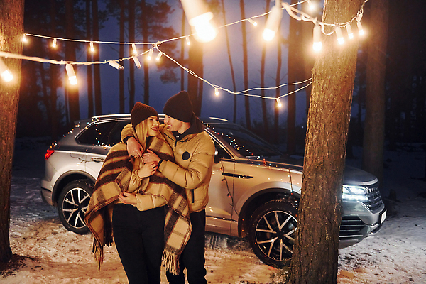 포토 JPG 해외이미지 커플 여자 남자 행복 여행 겨울 전구 안기 자동차 상반신 성인 야외 두명 옆모습 야간 담요 패딩 성인만 차박 해외포토 자연요소 계절 감정 육상교통 뷰포인트 관계 모션 사람 점퍼 캠핑 파일형식