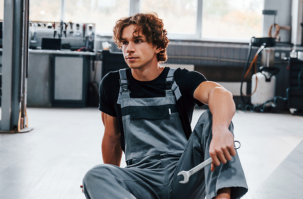 포토 JPG 해외이미지 남자 자동차 한명 앉기 상반신 성인 앞모습 기계 작업 기술자 수리 고장 열정 정비공 교체 자동차정비 정비소 성인남자한명만 해외202309 해외포토 직업 1 감정 육상교통 뷰포인트 모션 사람 남자한명만 성인남자만 파일형식