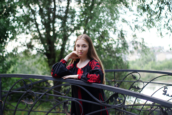 포토 JPG 해외이미지 백인 모델 전통 드레스 옷 공원 여자 유럽 문화 포즈 백그라운드 컨셉 한명 사람 여러명 야외 빨간색 여름 뷰티 유행 검은색 수확 화려 자수 민화 우크라이나 전국 스타일 해외202309 해외포토 서양인 1 계절 공공시설 나라 컬러 다수 농업 그림 파일형식