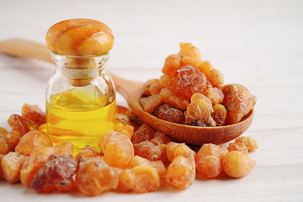 포토 JPG 해외이미지 사람없음 쌓기 숟가락 향수 향 아로마테라피 오일병 유향 해외202309 해외포토 모션 수저 화장품 향료 테라피 파일형식