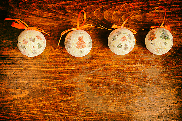 포토 JPG 해외이미지 리본 크리스마스 사람없음 하이앵글 원형 오브젝트 오너먼트 나무배경 해외202309 해외포토 도형 기념일 뷰포인트 백그라운드 크리스마스장식 파일형식