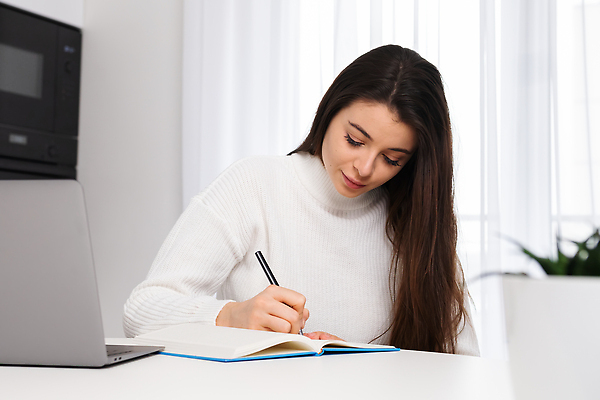 포토 JPG 해외이미지 학생 라이프스타일 여자 교육 인터넷 사업가 통신 학교 회의 거리 한명 앉기 노트북 학습 컴퓨터 독서 쪽지 시험 관찰 잡기 가르침 서핑 계획 연결 무선전화기 스마트 준비 대학교 온라인쇼핑 멀리 온라인 동영상 세미나 이러닝 채팅 프리랜서 밀레니얼 웨비나 해외202309 해외포토 직업 1 컨셉 비즈니스 모션 사람 생활 경제 전자제품 쇼핑 수상스포츠 전화기 파일형식 언택트