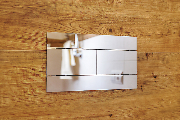 포토 JPG 해외이미지 손 디자인 산업 벽 백그라운드 가정 버튼 바닥 아파트 주택 매달리기 사람 사람없음 물 빛 방 회색 욕실 흰색 신선 절약 위생 타일 화장실 시설 주부 언론 마무리 백자 변기통 설치 위생관리 스타일 해외202309 해외포토 자연요소 컬러 컨셉 모션 관리 건물 신체부위 도자기 파일형식