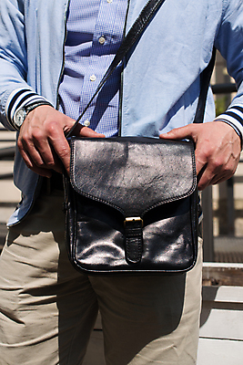 포토 JPG 해외이미지 손 디자인 남자 유럽 여행 백그라운드 서류가방 가방 비즈니스 서기 사람없음 유행 여행가방 재킷 핸드백 짐 도시 업무 비즈니스맨 화려 지갑 고급 우아함 주머니 가죽 오브젝트 수납 경영 스트랩 스타일 해외202309 해외포토 잡화 나라 컨셉 모션 사람 신체부위 외투 작업 직장인 파일형식