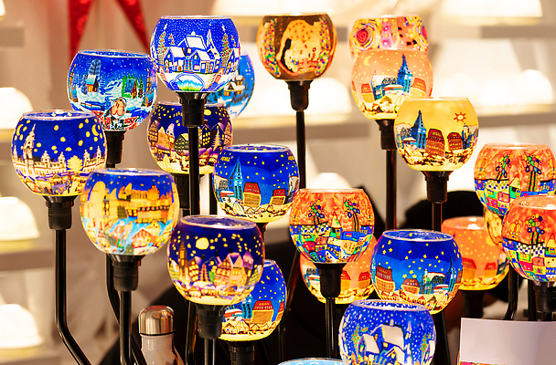 포토 JPG 해외이미지 디자인 유럽 문화 안경 컬러 여행 크리스마스장식 크리스마스 촛불 공 조명 선물 미술 사람없음 장식 빛 컬러풀 판매 상점 등불 램프 야간 기념품 유럽연합 해외202309 해외포토 자연요소 잡화 기념일 나라 초 문화예술 오브젝트 파일형식