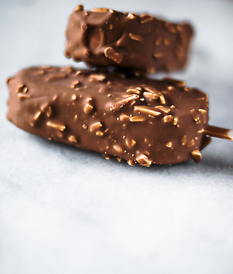 포토 JPG 해외이미지 아이스크림 사람없음 초콜릿 견과류 달콤 막대아이스크림 해외202309 해외포토 디저트 맛 파일형식