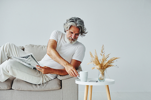 포토 JPG 해외이미지 백인 할아버지 노년 남자 여유 탁자 휴식 수염 실내 한명 들기 상반신 앞모습 실버라이프 소파 눕기 독서 꽃병 머그컵 잡기 신문 노인남자한명만 해외202309 해외포토 서양인 1 라이프스타일 꽃 감정 뷰포인트 가구 컨셉 의자 모션 사람 성인 내부 간행물 컵 뉴스 남자한명만 노인남자만 파일형식