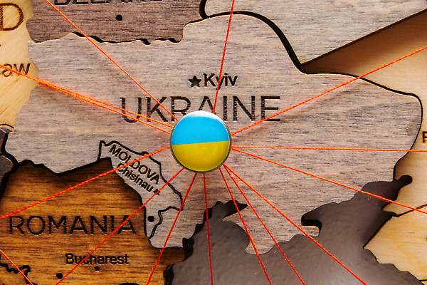 포토 JPG 해외이미지 라이프스타일 도로 여행 세계지도 지도 비즈니스 휴가 설계 사람없음 빨간색 경제 세계 글로벌 여행객 가리킴 깃발 실 압정 목표 계획 방향 네비게이션 물류 골 루트 마케팅 우크라이나 지리 해외202309 해외포토 유럽 길 컬러 컨셉 교통시설 사람 손짓 생활 사무용품 파일형식