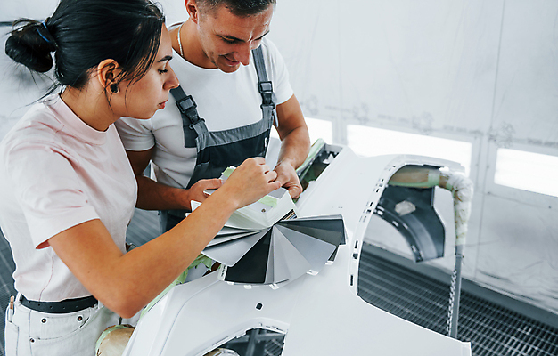 포토 JPG 해외이미지 여자 남자 자동차 들기 상반신 성인 두명 옆모습 견본 작업 기술자 선택 열정 정비공 도색 도색공 자동차정비 정비소 성인만 해외202309 해외포토 직업 감정 육상교통 뷰포인트 컨셉 모션 사람 수리 파일형식