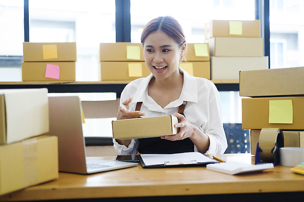 포토 JPG 해외이미지 여자 실내 한명 들기 동양인 상반신 성인 노트북 쌓기 택배 테이프 택배상자 박스포장 서류판 온라인쇼핑몰 성인여자한명만 해외202309 해외포토 1 포장 모션 문구용품 사람 인종 내부 전자제품 상자 사무용품 운송업 쇼핑몰 온라인 여자한명만 성인여자만 파일형식