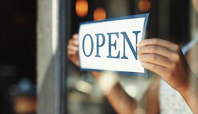 포토 JPG 해외이미지 손 비즈니스 들기 신체부위 표지판 오픈 사장 창업 개업 소상공인 해외202309 해외포토 직업 모션 알림판 사람 경제 상인 자영업 파일형식