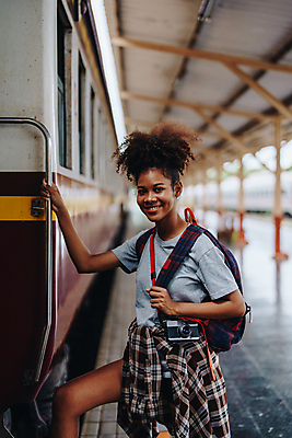 포토 JPG 해외이미지 손 응시 행복 여행 흑인 배낭 손가락 교통시설 성공 휴식 한명 서기 웃음 성인 야외 뷰티 유행 여행객 걷기 사진촬영 기쁨 자유 탐험 표현 잡기 입 역 치아 무서움 사진사 충격 타운 보여주기 백패커 해외202309 해외포토 서양인 1 시선 감정 교통 컨셉 가방 모션 표정 사람 신체부위 촬영 도시 소화기관 작가 시설 파일형식