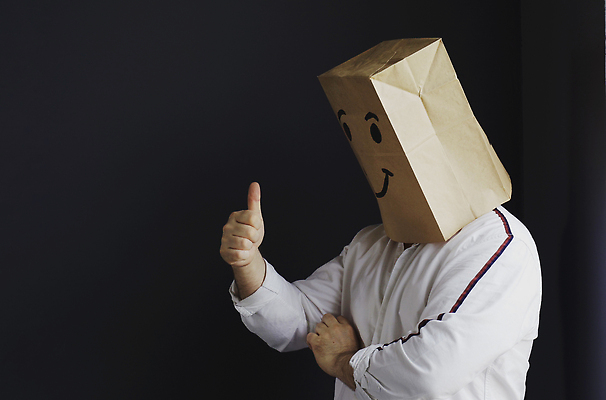 포토 JPG 해외이미지 남자 얼굴 표정 한명 상반신 성인 옆모습 종이봉투 가림 따봉 성인남자한명만 해외202309 해외포토 1 뷰포인트 모션 봉투 사람 신체부위 최고 남자한명만 성인남자만 파일형식