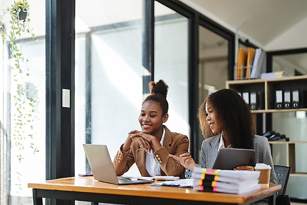 포토 JPG 해외이미지 백인 직업 회사 비즈니스 사업가 통신 협력 설계 직장 함께함 대화 사람 앉기 인종 성인 두명 노트북 컴퓨터 사무실 업무 작업 비즈니스맨 비즈니스우먼 그룹 계획 토론 동료 마케팅 프로젝트 콜라보레이션 브레인스토밍 해외202309 해외포토 서양인 여자 남자 컨셉 관계 모션 말하기 전자제품 직장인 파일형식