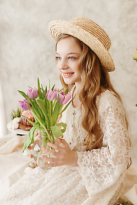 포토 JPG 해외이미지 드레스 여자 꽃 기독교 어린이 부활절 한명 들기 상반신 옆모습 꽃병 흰색 우아함 밀짚모자 소녀한명만 해외202309 해외포토 식물 모자_잡화 1 옷 기념일 종교 뷰포인트 컬러 컨셉 모션 사람 여자한명만 소녀만 파일형식