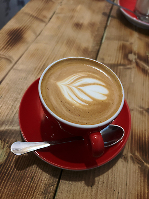 포토 JPG 해외이미지 모양 꽃 커피 음료 패턴 탁자 미술 사람없음 목재 컵 빨간색 갈색 숟가락 거품 카페 우유 뜨거움 닫기 컵받침 크림 상쾌 카푸치노 라떼 카페인 해외202309 해외포토 나무 식물 식기 감정 컬러 가구 무늬 재료 모션 문화예술 유제품 수저 상점 받침대 파일형식