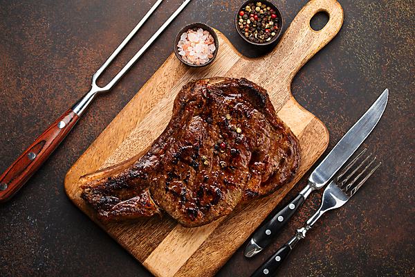 포토 JPG 해외이미지 포크 육류 스테이크 사람없음 신선 나이프 슬라이스 소금 나무도마 립아이 통후추 나무배경 해외202309 해외포토 식기 백그라운드 식재료 도마 서양음식 목재 칼 후추 파일형식