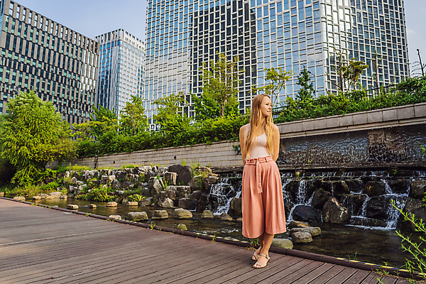 포토 JPG 해외이미지 전신 서양인 나무 여자 여행 한국 한명 빌딩 성인 야외 반사 돌_바위 청계천 풀숲 성인여자한명만 해외202309 해외포토 외국인 식물 1 아시아 서울 사람 건물 강 숲 랜드마크 여자한명만 성인여자만 파일형식