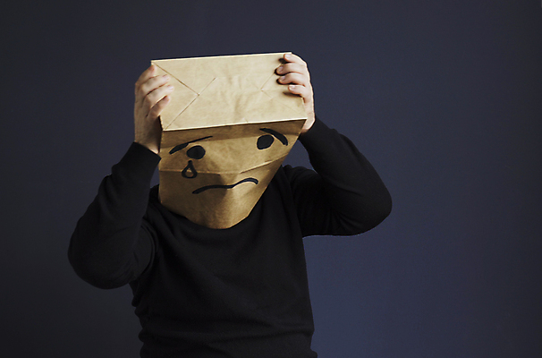 포토 JPG 해외이미지 남자 얼굴 표정 한명 상반신 성인 앞모습 종이봉투 슬픔 가림 눈물 성인남자한명만 해외202309 해외포토 1 감정 뷰포인트 모션 봉투 사람 신체부위 남자한명만 성인남자만 파일형식