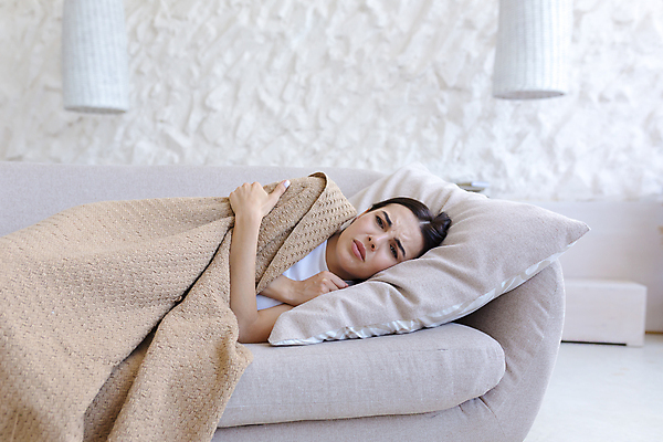 포토 JPG 해외이미지 백인 베개 휴식 스트레스 주택 갈색머리 실내 건강 피곤 한명 사람 성인 소파 약 고통 추위 환자 잠 열 바이러스 질병 담요 두통 감염 온도 문제 긴장 기침 전염병 증상 편두통 해로움 코로나바이러스 해외202309 해외포토 서양인 1 헤어스타일 감정 컨셉 의자 의학 침구 내부 건물 파일형식