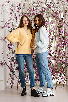 포토 JPG 해외이미지 백인 모델 헤어스타일 옷 여자 행복 백그라운드 2 포옹 휴식 갈색머리 실내 한명 미소 사람 성인 뷰티 유행 귀여움 검은색 우정 기쁨 에너지 춤 고립 스타일 해외202309 해외포토 서양인 1 감정 컬러 컨셉 안기 문화예술 표정 내부 친구 파일형식