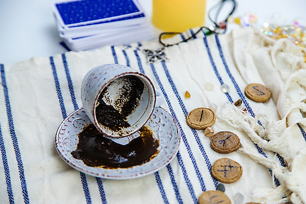 포토 JPG 해외이미지 전통 손 배너 여자 커피 음료 컬러 백그라운드 컨셉 손가락 탁자 미래 성인 사람없음 목재 컵 독서 검은색 어둠 마법사 흰색 운명 속임수 재산 중앙 야간 신비 마녀 점성술 마법 땅바닥 초능력 카피스페이스 튀르키예 해외202309 해외포토 자연요소 나무 식기 아시아 가구 재료 바닥 사람 신체부위 금융 공백 파일형식