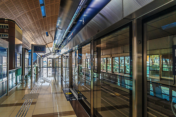 포토 JPG 해외이미지 중동 자동차 사람없음 전철 정지 단상 아랍에미리트 두바이 아랍어 착륙 해외202309 해외포토 나라 육상교통 모션 대중교통 파일형식