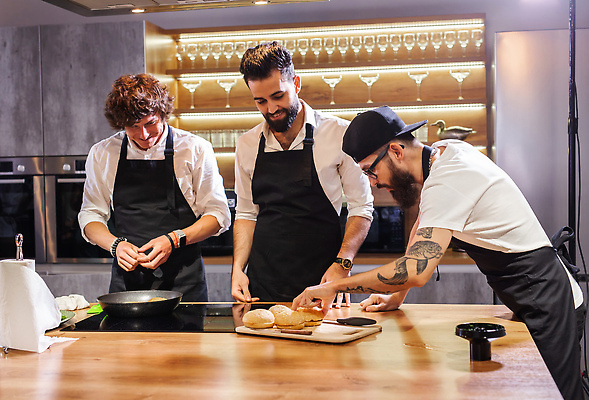 포토 JPG 해외이미지 남자 주방용품 상반신 성인 앞모습 옆모습 세명 주방 자르기 요리교실 요리준비 햄버거빵 성인남자만 해외202309 해외포토 빵 뷰포인트 생활용품 모션 수업 요리 사람 준비 남자만 성인만 파일형식