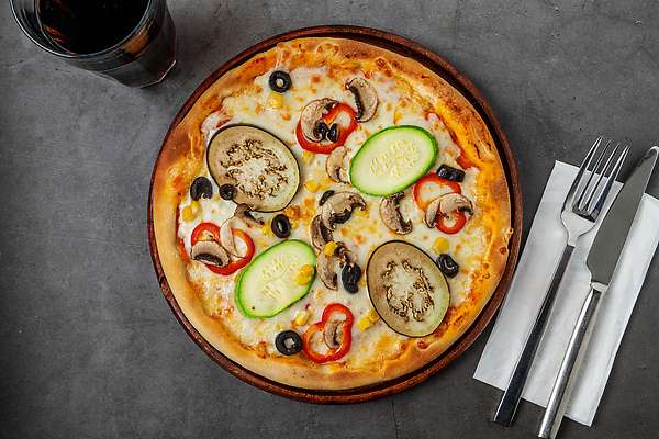 포토 JPG 해외이미지 포크 가지 잔 파프리카 피자 사람없음 레스토랑 나이프 올리브 냅킨 채식 콜라 양송이 나무쟁반 주키니 옥수수콘 해외포토 식기 열매 채소 패스트푸드 쟁반 서양음식 옥수수 목재 식당 버섯 칼 탄산음료 파일형식