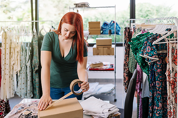 포토 JPG 해외이미지 직업 응시 옷 여자 사업가 실내 한명 서기 사람 라벨 세일 상점 비즈니스우먼 작업실 배달원 구매 가격 상인 종업원 고객 창고 서비스 경영자 상업 폴더 테이프 패키지 소매 온라인 주인 판매원 짐싸기 판지 전자상거래 리뷰 목록 접수 카피스페이스 중소기업 해외202309 해외포토 1 시선 회사 비즈니스 모션 문구용품 프레임 내부 쇼핑 공백 직장인 리더 파일 파일형식