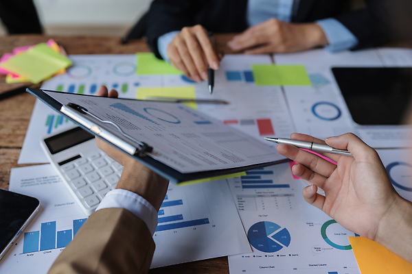 포토 JPG 해외이미지 직업 컨셉 비즈니스 통신 성공 회의 그래프 협력 설계 직장 대화 사람 사람없음 금융 노트북 컴퓨터 사무실 정보 성장 업무 작업 비즈니스맨 그룹 결과 계획 상담원 토론 분석 동료 보고서 문서 투자 회계 경영 마케팅 자금 프로젝트 브레인스토밍 해외202309 해외포토 남자 돈 회사 관계 말하기 경제 전자제품 직장인 사무원 파일형식