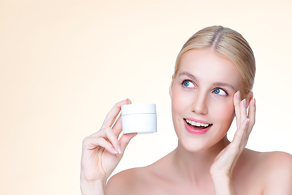 포토 JPG 해외이미지 응시 여자 한명 웃음 들기 상반신 성인 앞모습 뷰티 공병 수분크림 성인여자한명만 해외202309 해외포토 1 시선 뷰포인트 모션 표정 사람 화장품 병_담는 여자한명만 성인여자만 파일형식