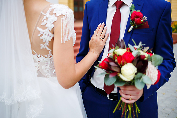 포토 JPG 해외이미지 여자 남자 부케 웨딩드레스 결혼식 들기 정장 상반신 성인 두명 앞모습 뒷모습 신랑신부 성인만 해외202309 해외포토 드레스 옷 신부_웨딩 뷰포인트 꽃다발 신랑 결혼 모션 사람 파일형식