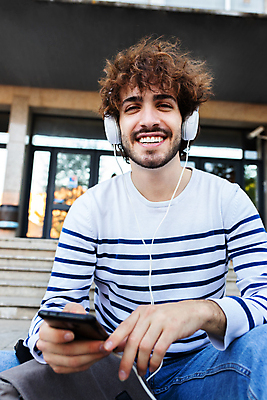 포토 JPG 해외이미지 백인 학생 라이프스타일 응시 교육 남자 행복 음악 이어폰 가방 배낭 수염 한명 웃음 사람 앉기 성인 야외 세로 스마트폰 카메라 계단 맑음 헤드폰 듣기 도시 대학교 긍정 해외202309 해외포토 서양인 1 시선 잡화 감정 음향기기 컨셉 학교 모션 날씨 문화예술 표정 생활 전자제품 핸드폰 스마트기기 파일형식