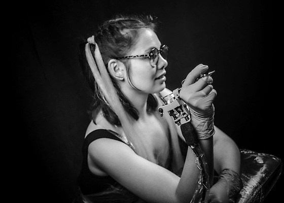 포토 JPG 해외이미지 아이디어 실내 미술 한명 상점 문신 주인 방법 사춘기 위생관리 진짜 해외202309 해외포토 1 컨셉 문화예술 관리 사람 내부 파일형식