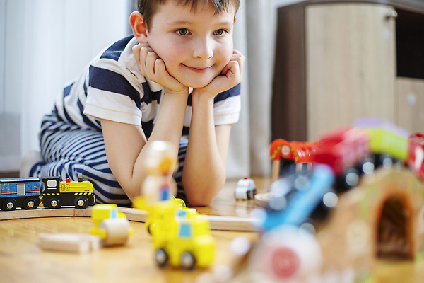 포토 JPG 해외이미지 백인 교육 남자 행복 어린이 자동차 놀이 바닥 주택 실내 한명 미소 사람 소년 목재 초록색 학습 컬러풀 장난감 노란색 기찻길 유치원 놀이방 방 미니어처 기차 게임 흰색 센터 놀이터 작음 돌봄 방법 선로 해외202309 해외포토 서양인 나무 1 감정 육상교통 컬러 재료 모션 대중교통 표정 내부 건물 모형 크기 파일형식