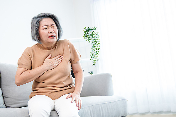 포토 JPG 해외이미지 여자 노년 한명 동양인 건강관리 고통 찡그림 질병 가슴통증 노인여자한명만 해외202309 해외포토 1 감정 의학 표정 건강 관리 사람 인종 성인 여자한명만 노인여자만 파일형식