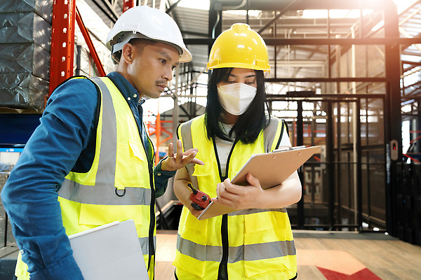 포토 JPG 해외이미지 식물 백인 직업 여자 남자 산업 흑인 비즈니스 공장 노동자 직장 안전 사람 두명 가로 기계 장비 업무 작업 기술자 엔지니어 제조 감독 안전모 헬멧 종업원 창고 직원 경영자 수납 공학 경영 분배 연습생 견습생 견습기간 해외202309 해외포토 서양인 교육 회사 공업 안전장비 보호장비 연습 리더 파일형식