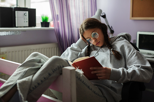 포토 JPG 해외이미지 학생 긴머리 교육 안경 의자 창문 학교 갈색머리 한명 10대 책 학습 독서 방 정보 관찰 모서리 정상 집중 읽기 책상 만족 거짓말 멍청이 해외202309 해외포토 1 헤어스타일 잡화 감정 가구 컨셉 모션 청소년 사람 파일형식