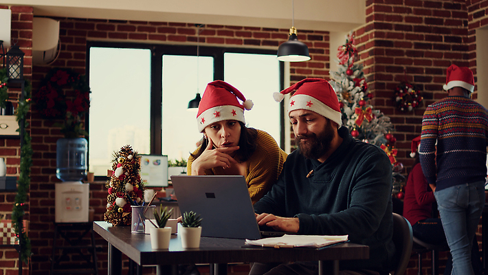 포토 JPG 해외이미지 여자 남자 크리스마스 겨울 산타모자 회의 직장 앉기 여러명 상반신 성인 앞모습 뒷모습 노트북 사무실 크리스마스트리 턱괴기 타이핑 업무 비즈니스맨 비즈니스우먼 집중 책상 동료 성인만 해외202309 해외포토 모자_잡화 계절 기념일 뷰포인트 가구 다수 컨셉 회사 비즈니스 관계 모션 사람 전자제품 작업 직장인 파일형식