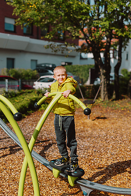 포토 JPG 해외이미지 백인 라이프스타일 공원 행복 어린이 스포츠 장난 학교 놀이 한명 사람 소년 야외 파란색 봄 유치원 기쁨 게임 아기 미끄럼틀 놀이터 작음 긍정 걸음마 해외202309 해외포토 서양인 1 계절 공공시설 교육 남자 감정 컬러 컨셉 모션 생활 놀이기구 크기 파일형식