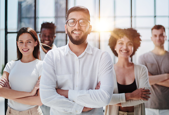 포토 JPG 해외이미지 직업 여자 행복 포즈 컨셉 회사 비즈니스 사업가 성공 노동자 함께함 실내 서기 미소 정장 여러명 성인 가로 교사 비즈니스우먼 그룹 변화 대표 종업원 동료 직원 경영자 리더 옷입기 경영 지원 채용 해외202309 해외포토 옷 감정 다수 관계 모션 표정 사람 내부 직장인 파일형식