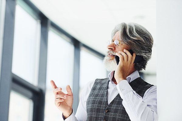 포토 JPG 해외이미지 할아버지 노년 남자 비즈니스 수염 실내 한명 들기 정장 앞모습 스마트폰 비즈니스맨 우아함 통화 노인남자한명만 해외202309 해외포토 1 옷 뷰포인트 컨셉 모션 사람 성인 내부 핸드폰 스마트기기 직장인 남자한명만 노인남자만 파일형식